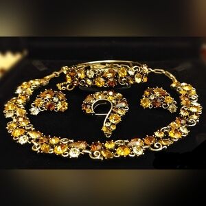 Stunning Vintage Lisner signed set